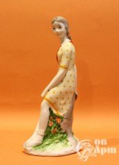 Скульптура " Пионерка с книгой "